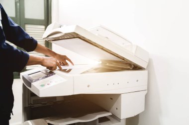 İş adamları tuş takımları yazıcı, yazıcı, tarayıcı, lazer fotokopi makinesi, ofis ekipmanları, konsept üzerinde çalışmaya başlayın.