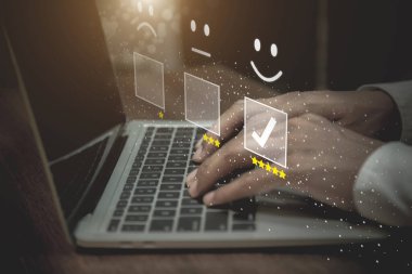 Sanal ekranda gülen surat ifadesine basan iş adamı. Müşteri hizmetleri değerlendirme derecesi, memnuniyet konsepti.