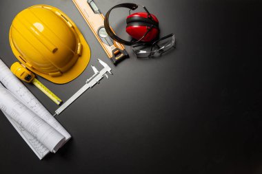 İş güvenliği. Ahşap arka planda inşaat alanı koruyucu ekipman, düz döşeme, kopyalama alanı, üst görünüm