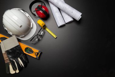 İş güvenliği. Ahşap arka planda inşaat alanı koruyucu ekipman, düz döşeme, kopyalama alanı, üst görünüm