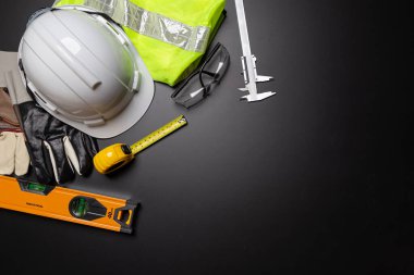 İş güvenliği. Ahşap arka planda inşaat alanı koruyucu ekipman, düz döşeme, kopyalama alanı, üst görünüm