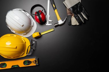 İş güvenliği. Ahşap arka planda inşaat alanı koruyucu ekipman, düz döşeme, kopyalama alanı, üst görünüm