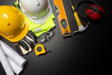 İş güvenliği. Ahşap arka planda inşaat alanı koruyucu ekipman, düz döşeme, kopyalama alanı, üst görünüm