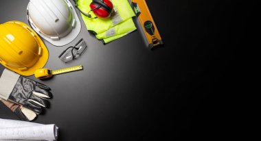 İş güvenliği. Ahşap arka planda inşaat alanı koruyucu ekipman, düz döşeme, kopyalama alanı, üst görünüm