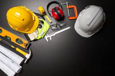 İş güvenliği. Ahşap arka planda inşaat alanı koruyucu ekipman, düz döşeme, kopyalama alanı, üst görünüm