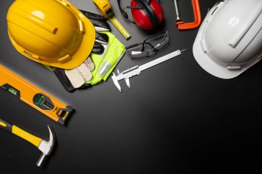 İş güvenliği. Ahşap arka planda inşaat alanı koruyucu ekipman, düz döşeme, kopyalama alanı, üst görünüm