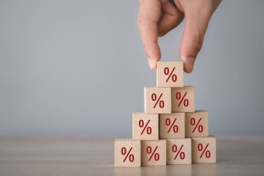 Elle düzenleme ahşap blok üst yönde simge ile istifleme,