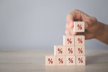 Elle düzenleme ahşap blok üst yönde simge ile istifleme,