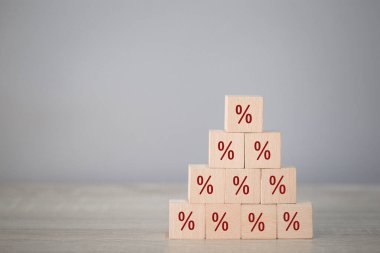 Tahta bloklar, simge yüzdesiyle yukarı doğru diziliyor,