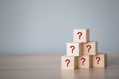 Elle düzenleme ahşap blok ikon soru işareti ile istifleme, düşünce soru işareti kavramı.