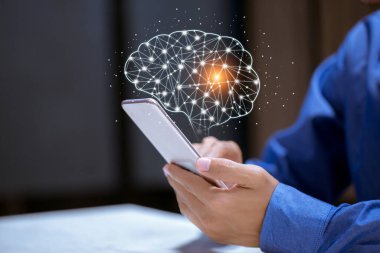 Akıllı telefon kullanımı, beyin ikonu, yaratıcılık ve yenilikçilik ile başarı, yeni fikirler ve yenilik kavramının anahtarlarıdır..