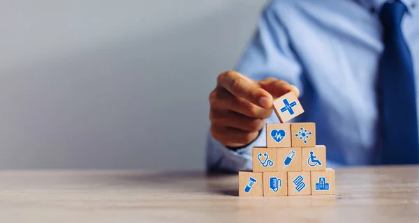 Hand Arrangieren Holzblock Stapeln Mit Symbol Gesundheitswesen Medizinisch Versicherung Für — Stockfoto
