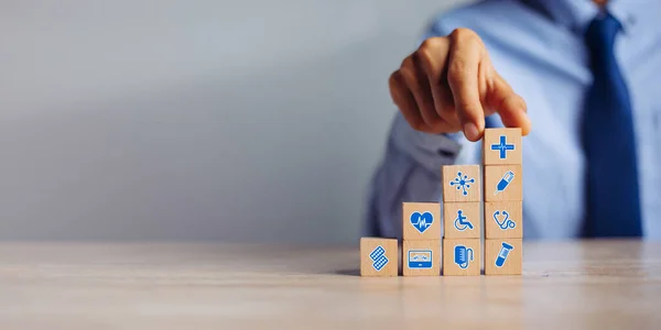 Hand Arrangieren Holzblock Stapeln Mit Symbol Gesundheitswesen Medizinisch Versicherung Für — Stockfoto