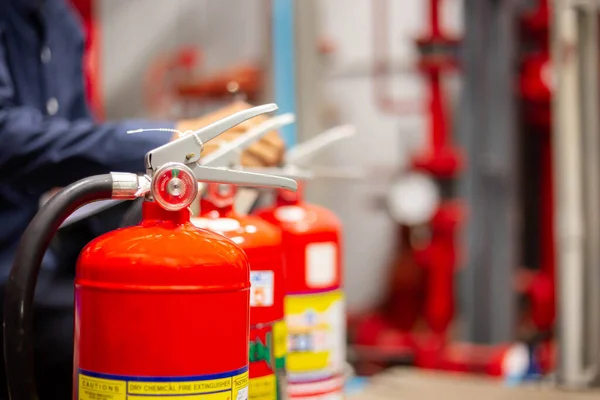 Ingegnere Che Controlla Sistema Controllo Antincendio Industriale Regolatore Allarme Antincendio — Foto Stock