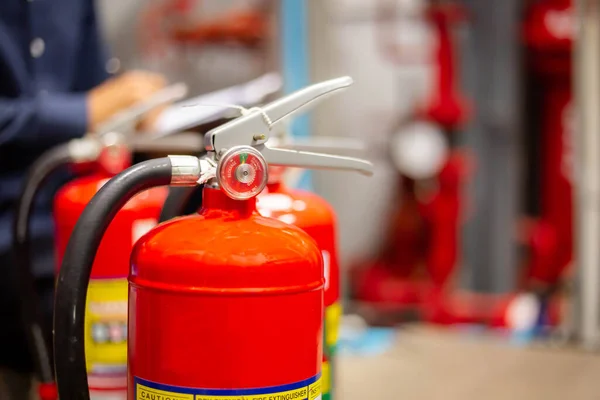 Ingegnere Che Controlla Sistema Controllo Antincendio Industriale Regolatore Allarme Antincendio — Foto Stock