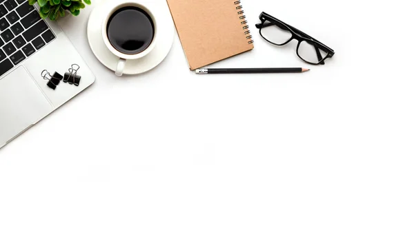 Platte Lay Tafel Tafel Tafel Boven Werkruimte Met Blanco Laptop — Stockfoto