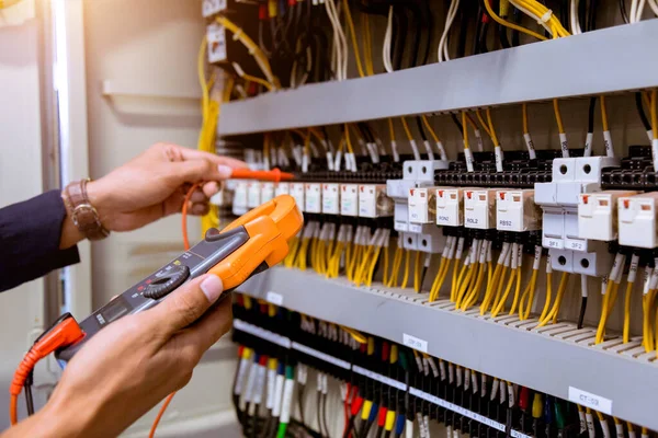 Medições Eletricista Com Corrente Teste Multímetro Elétrica Painel Controle — Fotografia de Stock