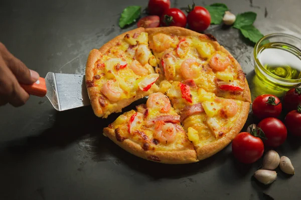 Deniz Ürünleri Pizzası Siyah Arka Planda Lezzetli Deniz Ürünleri Pizzası — Stok fotoğraf