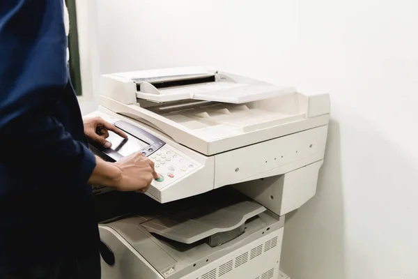 Mão Teclado Pessoas Negócios Impressora Painel Impressora Scanner Copiadora Laser — Fotografia de Stock