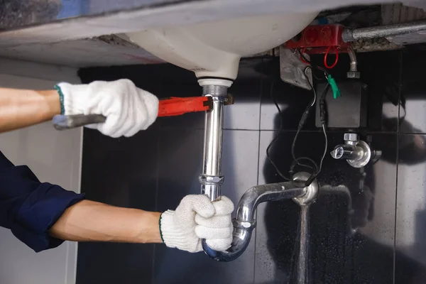 Tubo Lavabo Bianco Fissaggio Idraulico Con Chiave Regolabile — Foto Stock