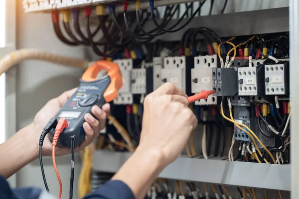 Probador Trabajo Ingeniero Electricista Que Mide Voltaje Corriente Línea Eléctrica — Foto de Stock