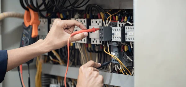 Testeur Travail Ingénieur Électricien Mesurant Tension Courant Ligne Électrique Dans — Photo