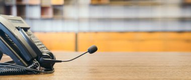 Çağrı merkezindeki kulaklık ve müşteri destek ekipmanları aktif hizmet, iletişim desteği, çağrı merkezi ve müşteri hizmetleri yardım masası için hazırdır (çağrı merkezi). .