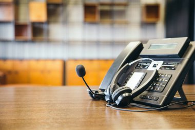 Çağrı merkezindeki kulaklık ve müşteri destek ekipmanları aktif hizmet, iletişim desteği, çağrı merkezi ve müşteri hizmetleri yardım masası için hazırdır (çağrı merkezi). .