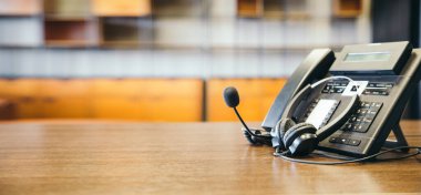 Çağrı merkezindeki kulaklık ve müşteri destek ekipmanları aktif hizmet, iletişim desteği, çağrı merkezi ve müşteri hizmetleri yardım masası için hazırdır (çağrı merkezi). .