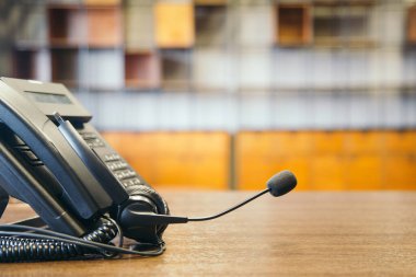 Çağrı merkezindeki kulaklık ve müşteri destek ekipmanları aktif hizmet, iletişim desteği, çağrı merkezi ve müşteri hizmetleri yardım masası için hazırdır (çağrı merkezi). .