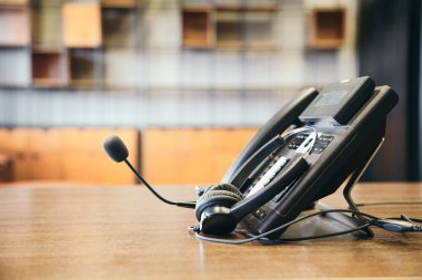 Çağrı merkezindeki kulaklık ve müşteri destek ekipmanları aktif hizmet, iletişim desteği, çağrı merkezi ve müşteri hizmetleri yardım masası için hazırdır (çağrı merkezi). .