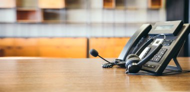 Çağrı merkezindeki kulaklık ve müşteri destek ekipmanları aktif hizmet, iletişim desteği, çağrı merkezi ve müşteri hizmetleri yardım masası için hazırdır (çağrı merkezi). .