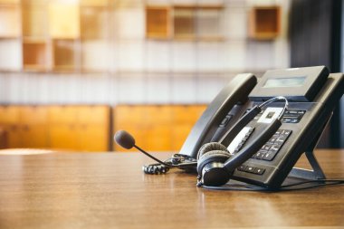 Çağrı merkezindeki kulaklık ve müşteri destek ekipmanları aktif hizmet, iletişim desteği, çağrı merkezi ve müşteri hizmetleri yardım masası için hazırdır (çağrı merkezi). .