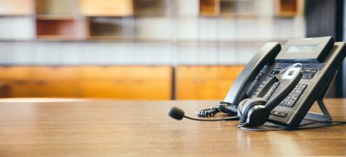 Çağrı merkezindeki kulaklık ve müşteri destek ekipmanları aktif hizmet, iletişim desteği, çağrı merkezi ve müşteri hizmetleri yardım masası için hazırdır (çağrı merkezi). .