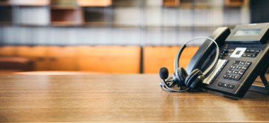 Çağrı merkezindeki kulaklık ve müşteri destek ekipmanları aktif hizmet, iletişim desteği, çağrı merkezi ve müşteri hizmetleri yardım masası için hazırdır (çağrı merkezi). .