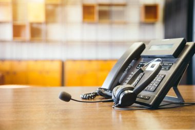 Çağrı merkezindeki kulaklık ve müşteri destek ekipmanları aktif hizmet, iletişim desteği, çağrı merkezi ve müşteri hizmetleri yardım masası için hazırdır (çağrı merkezi). .