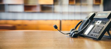 Çağrı merkezindeki kulaklık ve müşteri destek ekipmanları aktif hizmet, iletişim desteği, çağrı merkezi ve müşteri hizmetleri yardım masası için hazırdır (çağrı merkezi). .