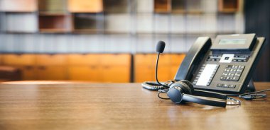 Çağrı merkezindeki kulaklık ve müşteri destek ekipmanları aktif hizmet, iletişim desteği, çağrı merkezi ve müşteri hizmetleri yardım masası için hazırdır (çağrı merkezi). .