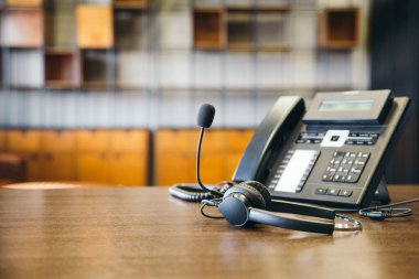 Çağrı merkezindeki kulaklık ve müşteri destek ekipmanları aktif hizmet, iletişim desteği, çağrı merkezi ve müşteri hizmetleri yardım masası için hazırdır (çağrı merkezi). .