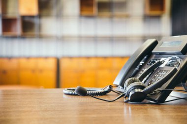 Çağrı merkezindeki kulaklık ve müşteri destek ekipmanları aktif hizmet, iletişim desteği, çağrı merkezi ve müşteri hizmetleri yardım masası için hazırdır (çağrı merkezi). .