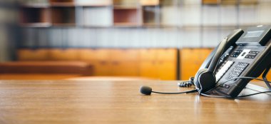 Çağrı merkezindeki kulaklık ve müşteri destek ekipmanları aktif hizmet, iletişim desteği, çağrı merkezi ve müşteri hizmetleri yardım masası için hazırdır (çağrı merkezi). .