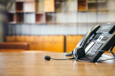 Çağrı merkezindeki kulaklık ve müşteri destek ekipmanları aktif hizmet, iletişim desteği, çağrı merkezi ve müşteri hizmetleri yardım masası için hazırdır (çağrı merkezi). .