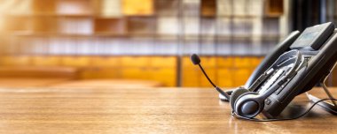 Çağrı merkezindeki kulaklık ve müşteri destek ekipmanları aktif hizmet, iletişim desteği, çağrı merkezi ve müşteri hizmetleri yardım masası için hazırdır (çağrı merkezi). .