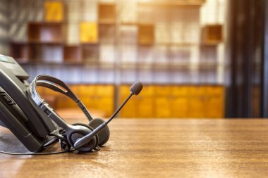 Çağrı merkezindeki kulaklık ve müşteri destek ekipmanları aktif hizmet, iletişim desteği, çağrı merkezi ve müşteri hizmetleri yardım masası için hazırdır (çağrı merkezi). .