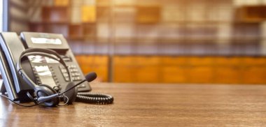 Çağrı merkezindeki kulaklık ve müşteri destek ekipmanları aktif hizmet, iletişim desteği, çağrı merkezi ve müşteri hizmetleri yardım masası için hazırdır (çağrı merkezi). .