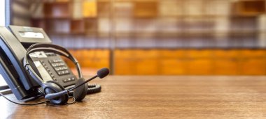 Çağrı merkezindeki kulaklık ve müşteri destek ekipmanları aktif hizmet, iletişim desteği, çağrı merkezi ve müşteri hizmetleri yardım masası için hazırdır (çağrı merkezi). .