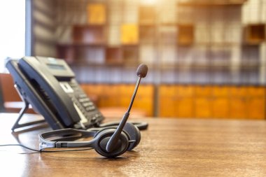 Çağrı merkezindeki kulaklık ve müşteri destek ekipmanları aktif hizmet, iletişim desteği, çağrı merkezi ve müşteri hizmetleri yardım masası için hazırdır (çağrı merkezi). .