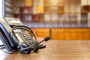 Çağrı merkezindeki kulaklık ve müşteri destek ekipmanları aktif hizmet, iletişim desteği, çağrı merkezi ve müşteri hizmetleri yardım masası için hazırdır (çağrı merkezi). .