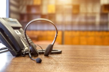 Çağrı merkezindeki kulaklık ve müşteri destek ekipmanları aktif hizmet, iletişim desteği, çağrı merkezi ve müşteri hizmetleri yardım masası için hazırdır (çağrı merkezi). .