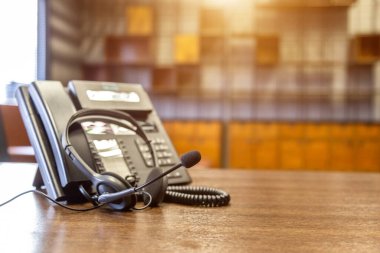 Çağrı merkezindeki kulaklık ve müşteri destek ekipmanları aktif hizmet, iletişim desteği, çağrı merkezi ve müşteri hizmetleri yardım masası için hazırdır (çağrı merkezi). .